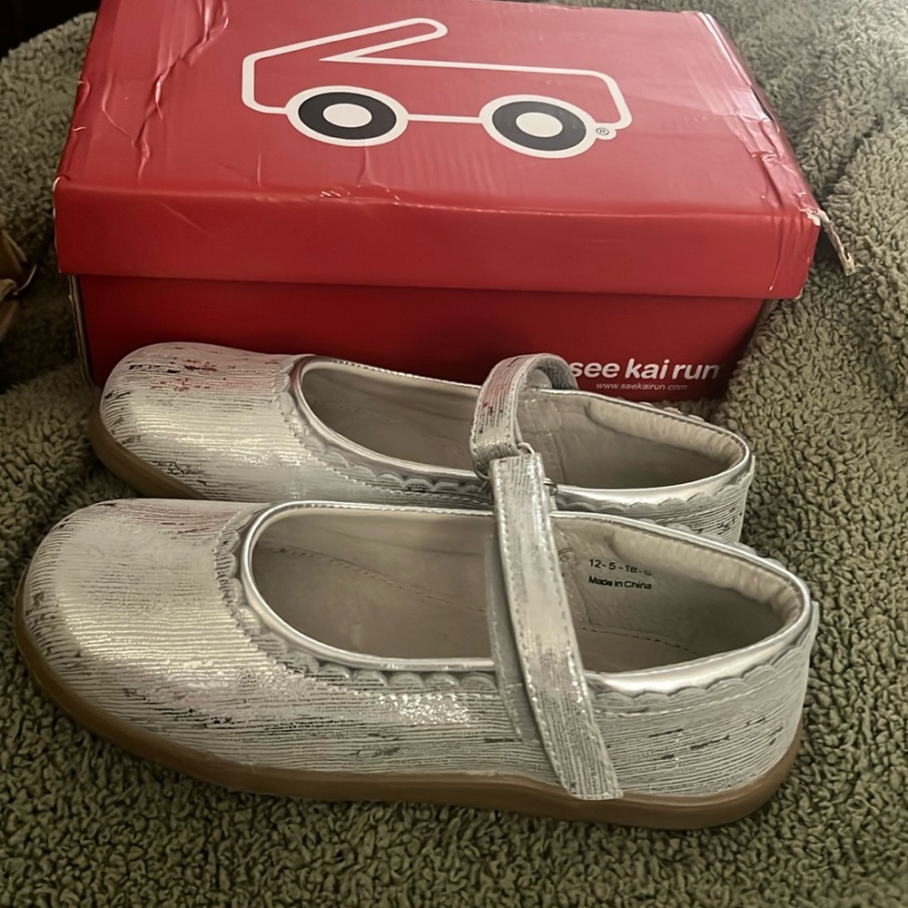 NEW See Kai Run girls Mary Jane dress shoes 2.5